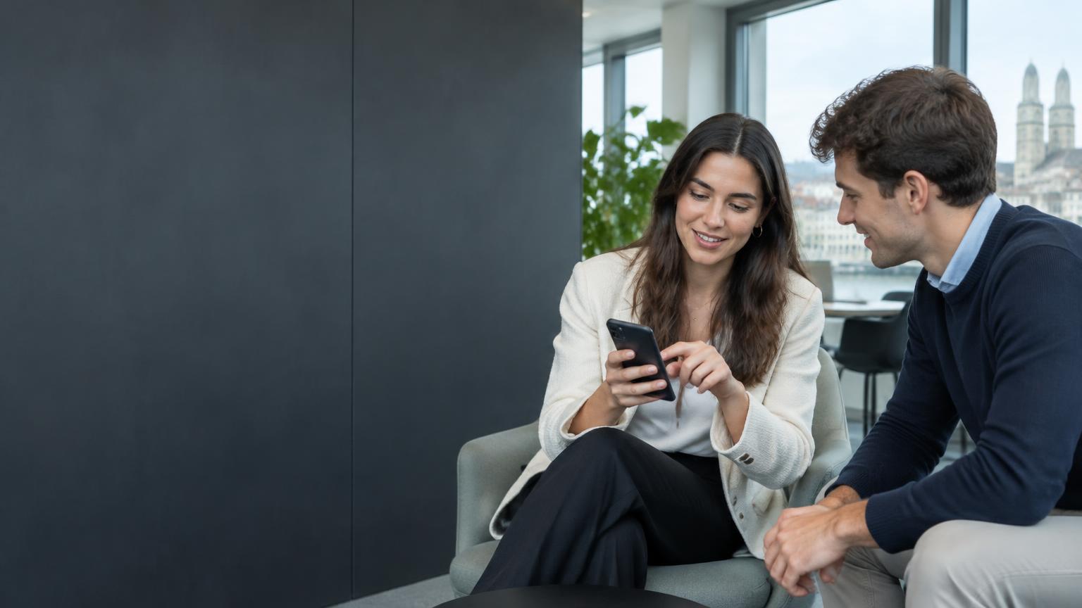 Zwei Young Graduates entdecken eine berufliche Möglichkeit auf dem Smartphone